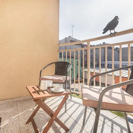 Modern With Balcony In Center By Renters *