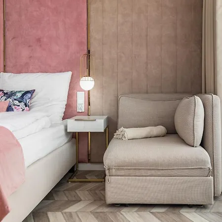 Golden Line Apartment *