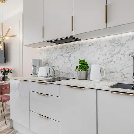 Golden Line Apartment *