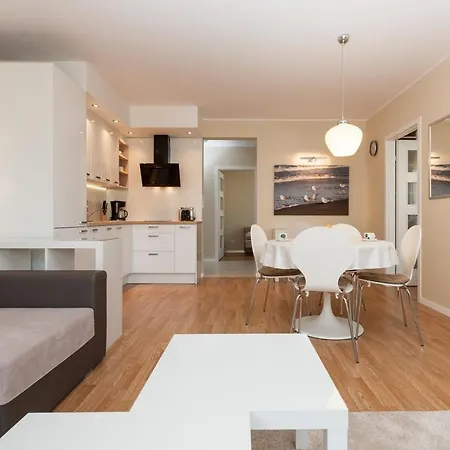 Zdrojowa By Renters Apartment
