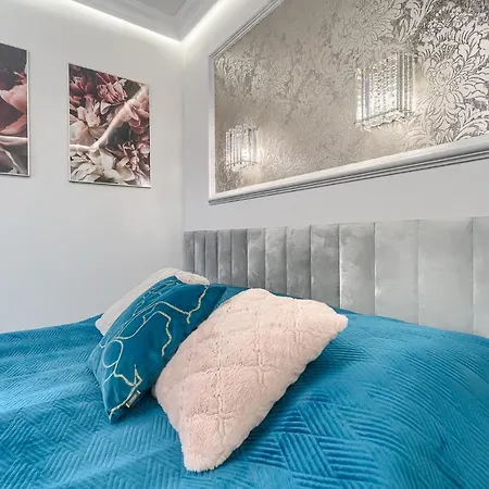 Silver Apartment *