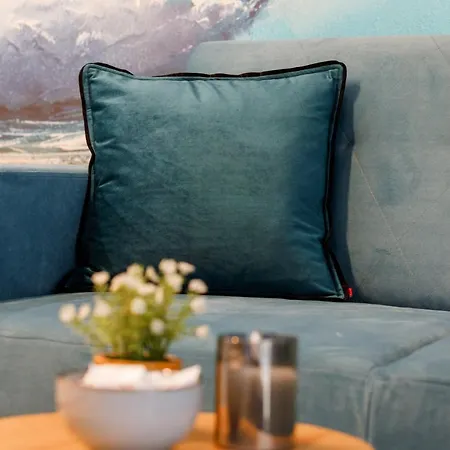 Square By Renters Apartment *