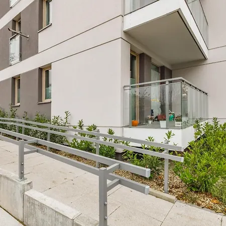 Square By Renters Apartment *