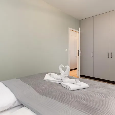 Apartment Square By Renters