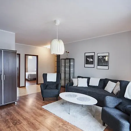 - Chelmonskiego Apartment
