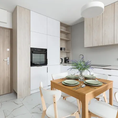 Square By Renters Apartment
