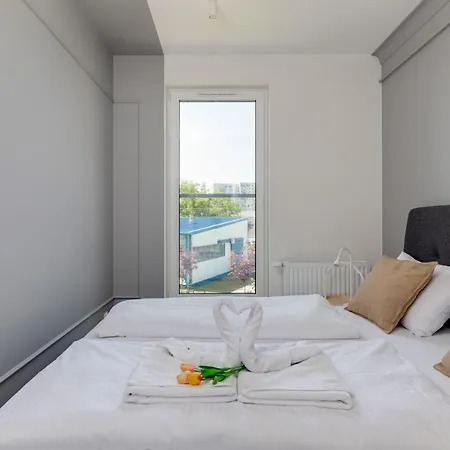 Square By Renters Apartment
