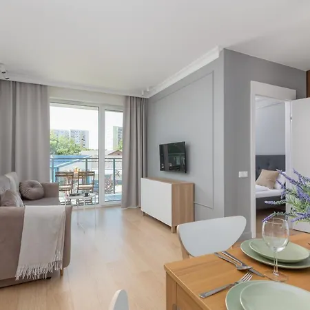 Square By Renters Apartment *