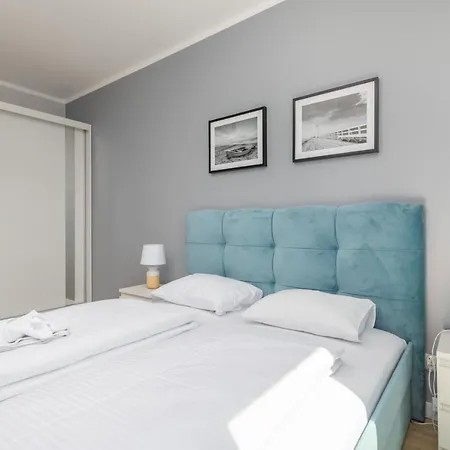 Square By Renters Apartment