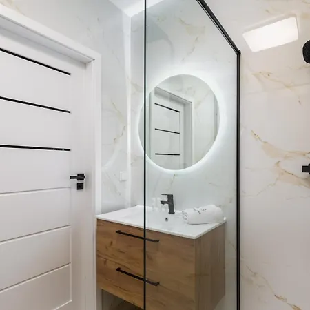 Square By Renters Apartment