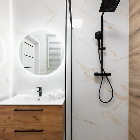 Square By Renters Apartment