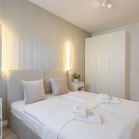 Apartment White Space Am *