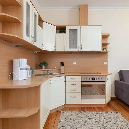 Charming Located Near The Promenade In By Renters Apartment