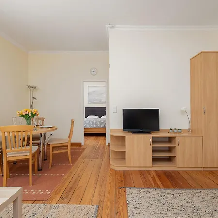 Charming Located Near The Promenade In By Renters Apartment *