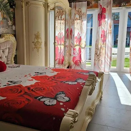 House With A Swimming Pool, Holiday home *