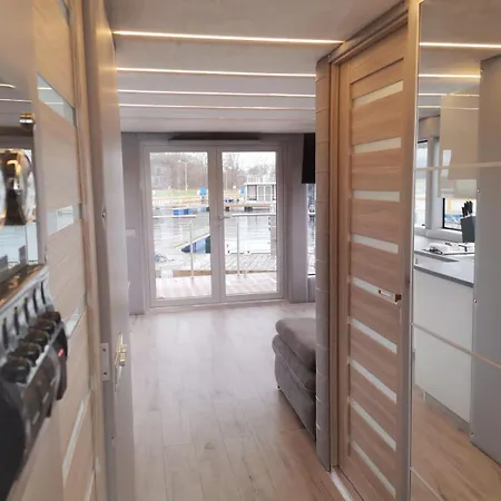 Sunrise Houseboat Apartment *