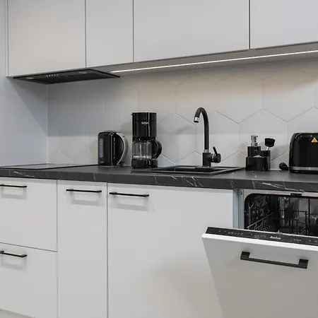Sun Towers With Balcony & Parking By Renters Apartment