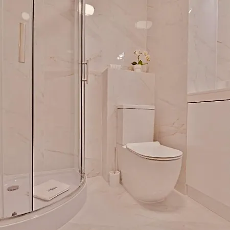 With Private Bike Storage Apartment *