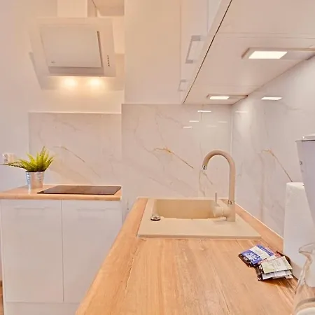 Apartment With Private Bike Storage *