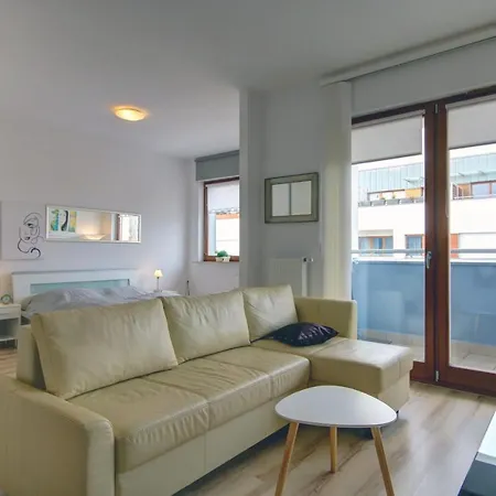 - Chelmonskiego Apartment