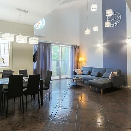 - Plac Slowianski 5 *