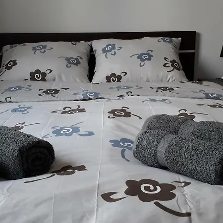 Frog - 2 Bedrooms And Living *