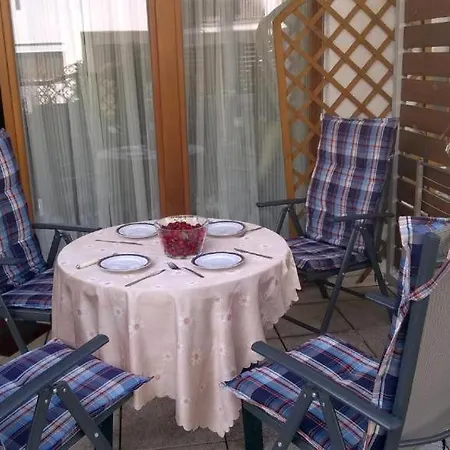 Platan Patio 2- Berry Apartment
