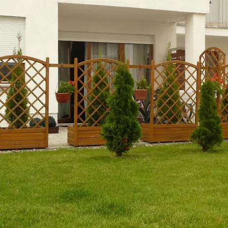 Apartment Platan Patio 2- Berry