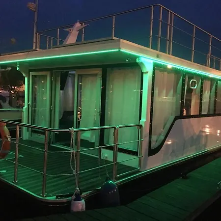Sunset Houseboat Apartment *
